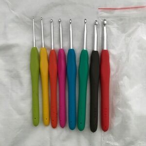 NEW 8-Pack Ergonomic Crochet Hooks Colourful Soft Grip Handles 5.5" Length